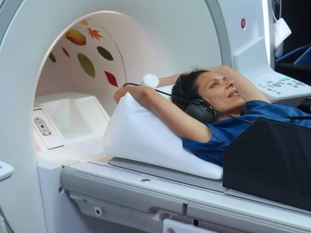 GE_MRI_Head on PearlFit Wedge with Arms up1 Medium.webp
